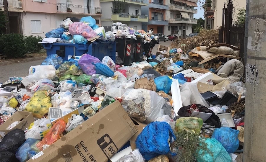 «Πληγή» τα σκουπίδια για το Αίγιο – Κίνδυνος για τη δημόσια υγεία (βίντεο)